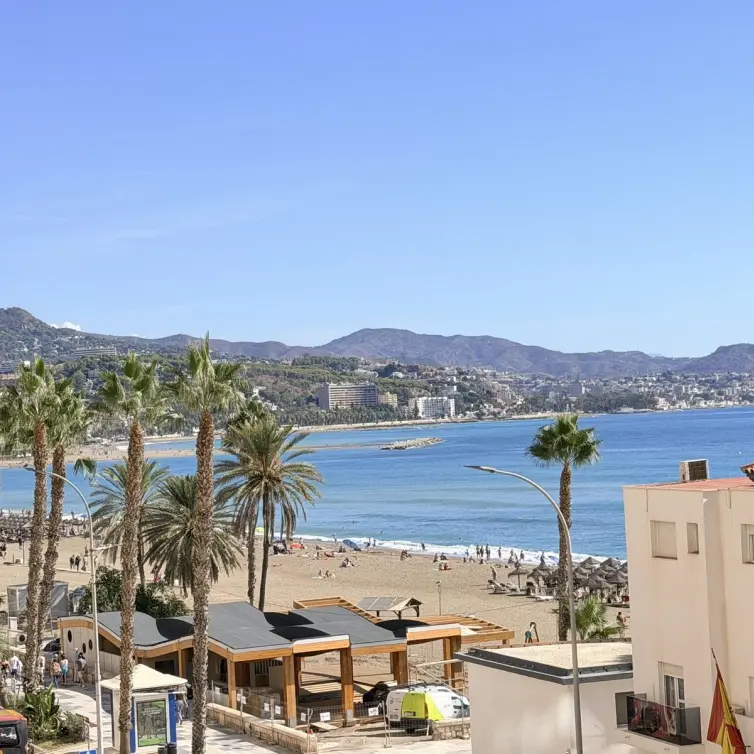 Venta de apartamento en planta media en Malagueta