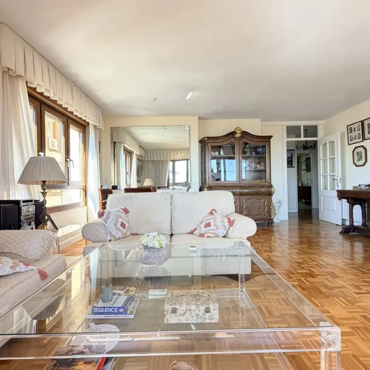 Venta de apartamento en planta media en Malagueta