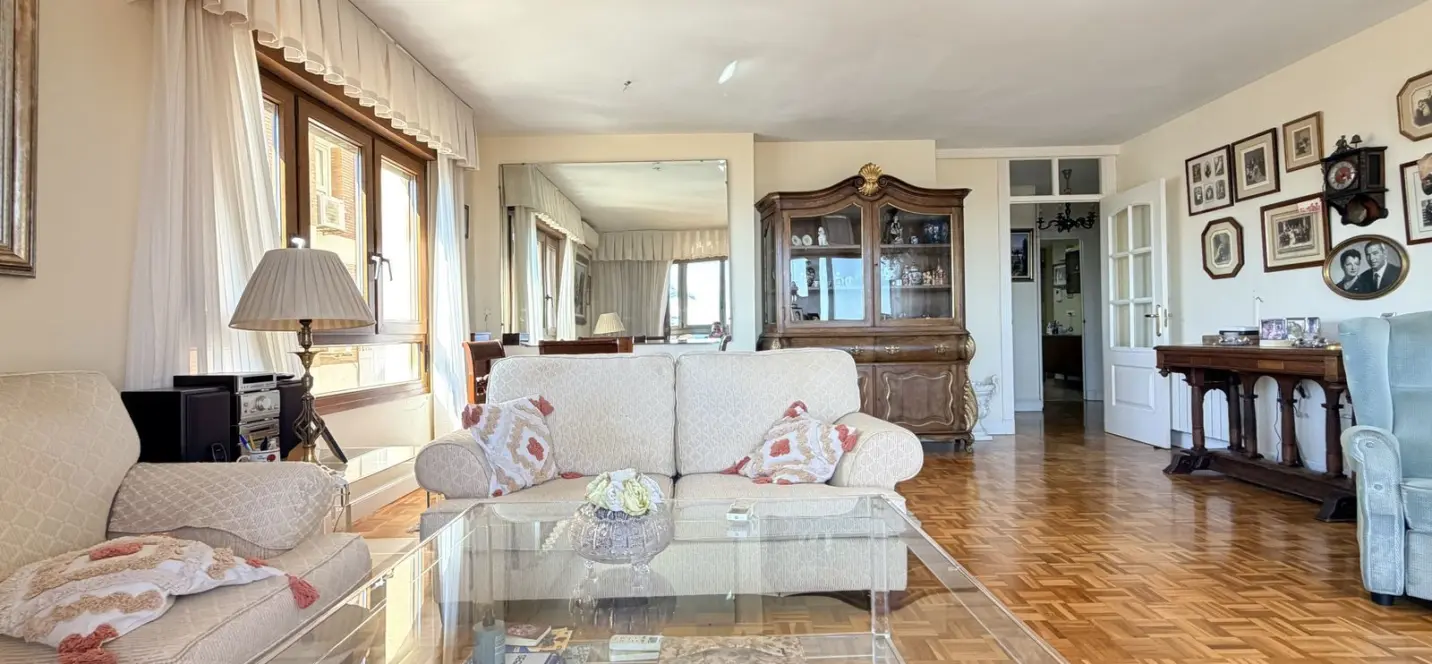 Venta de apartamento en planta media en Malagueta 4