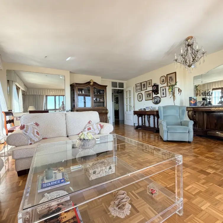 Venta de apartamento en planta media en Malagueta