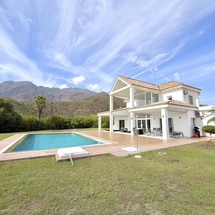 Venta de villa independiente en Estepona