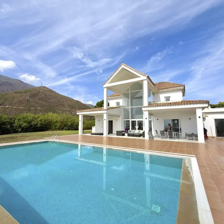 Venta de villa independiente en Estepona