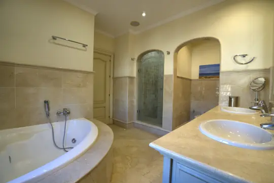 Image 9 thumb