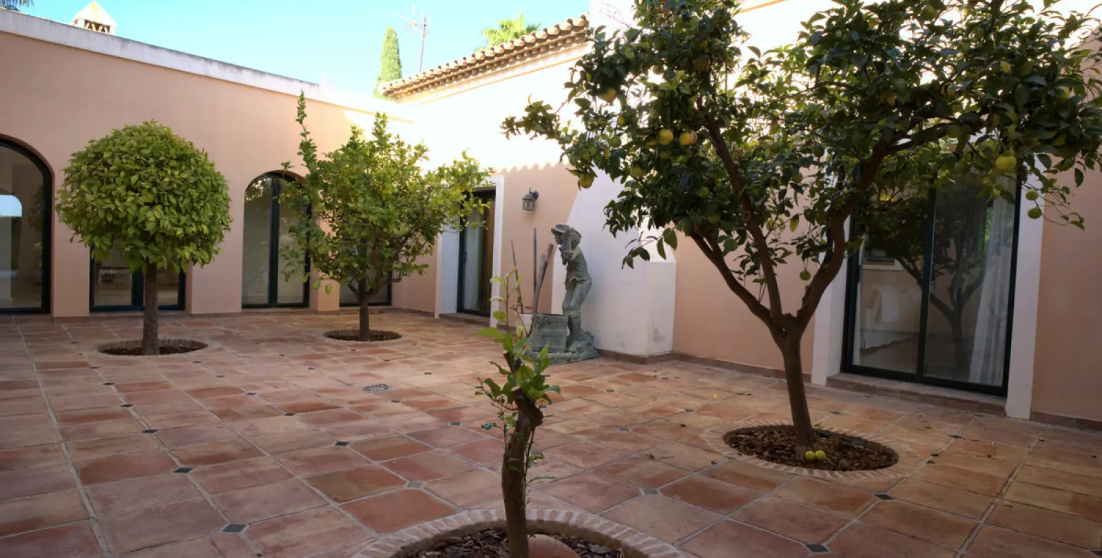 Long-term rent of detached villa in Bahía de Marbella 58