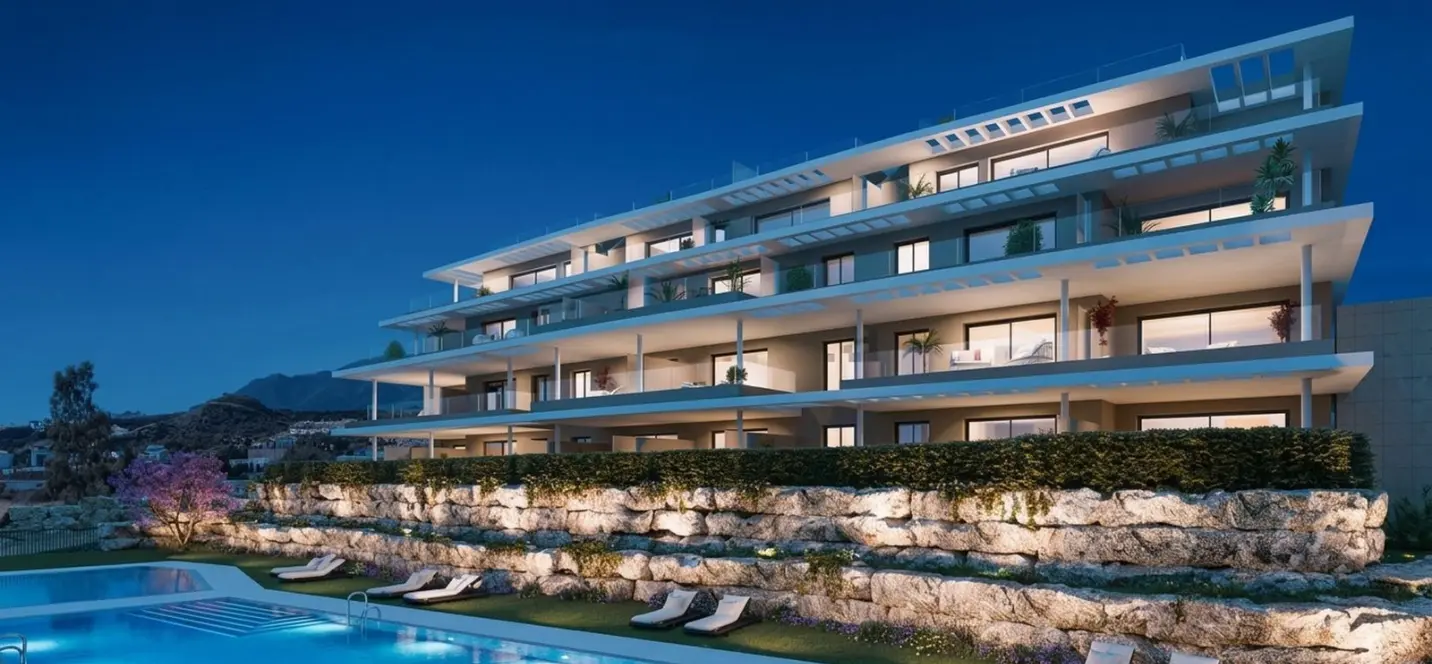 Venta de apartamento en planta media en Estepona 0