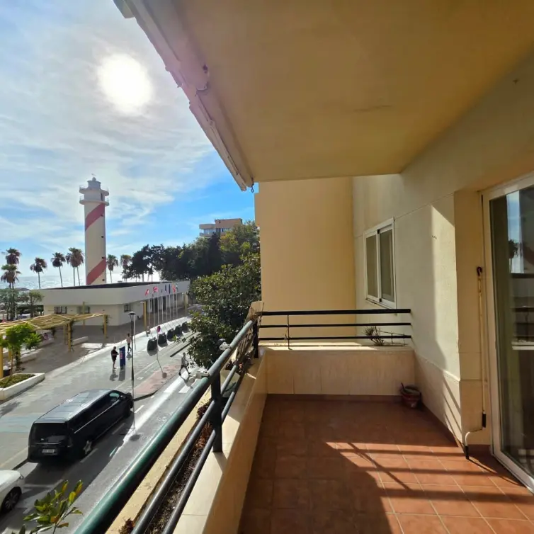 Venta de apartamento en planta media en Marbella