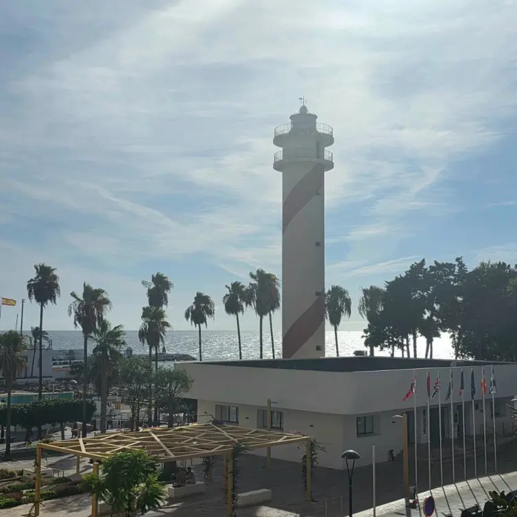 Venta de apartamento en planta media en Marbella