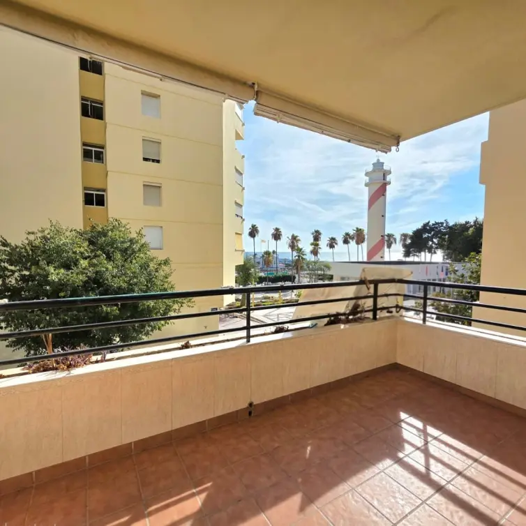 Venta de apartamento en planta media en Marbella