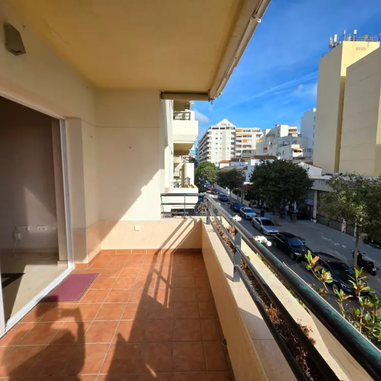 Venta de apartamento en planta media en Marbella