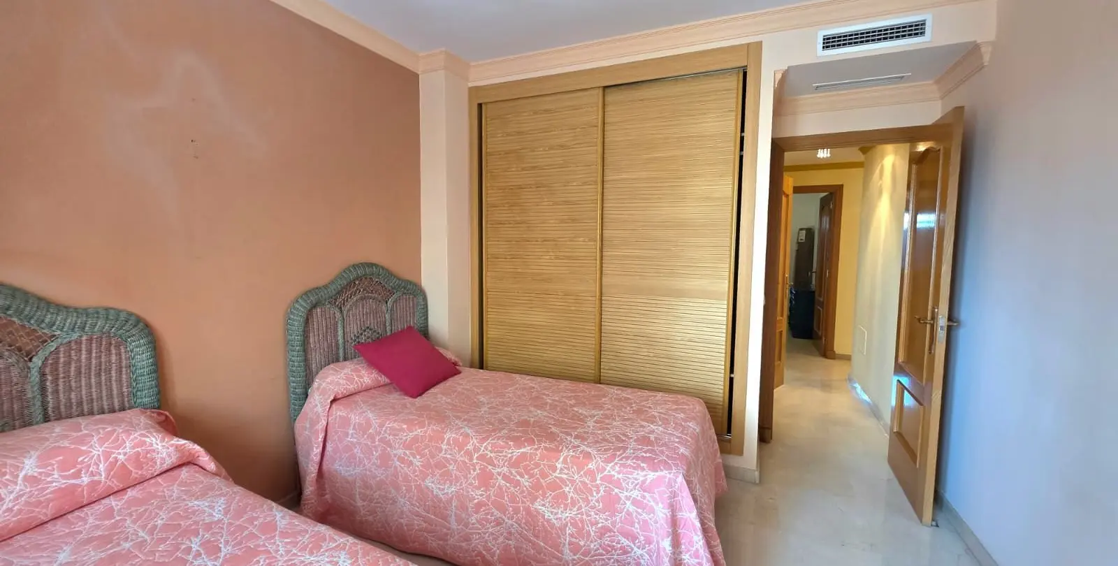 Venta de apartamento en planta media en Marbella 20
