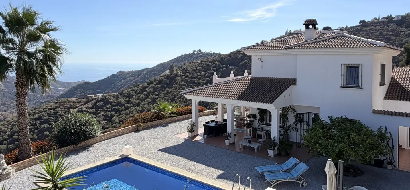 Venta de finca - cortijo en Sayalonga 0