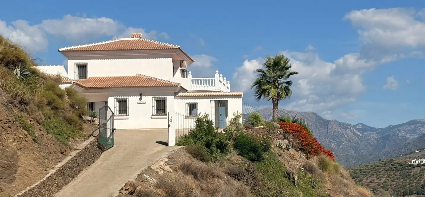 Venta de finca - cortijo en Sayalonga 1
