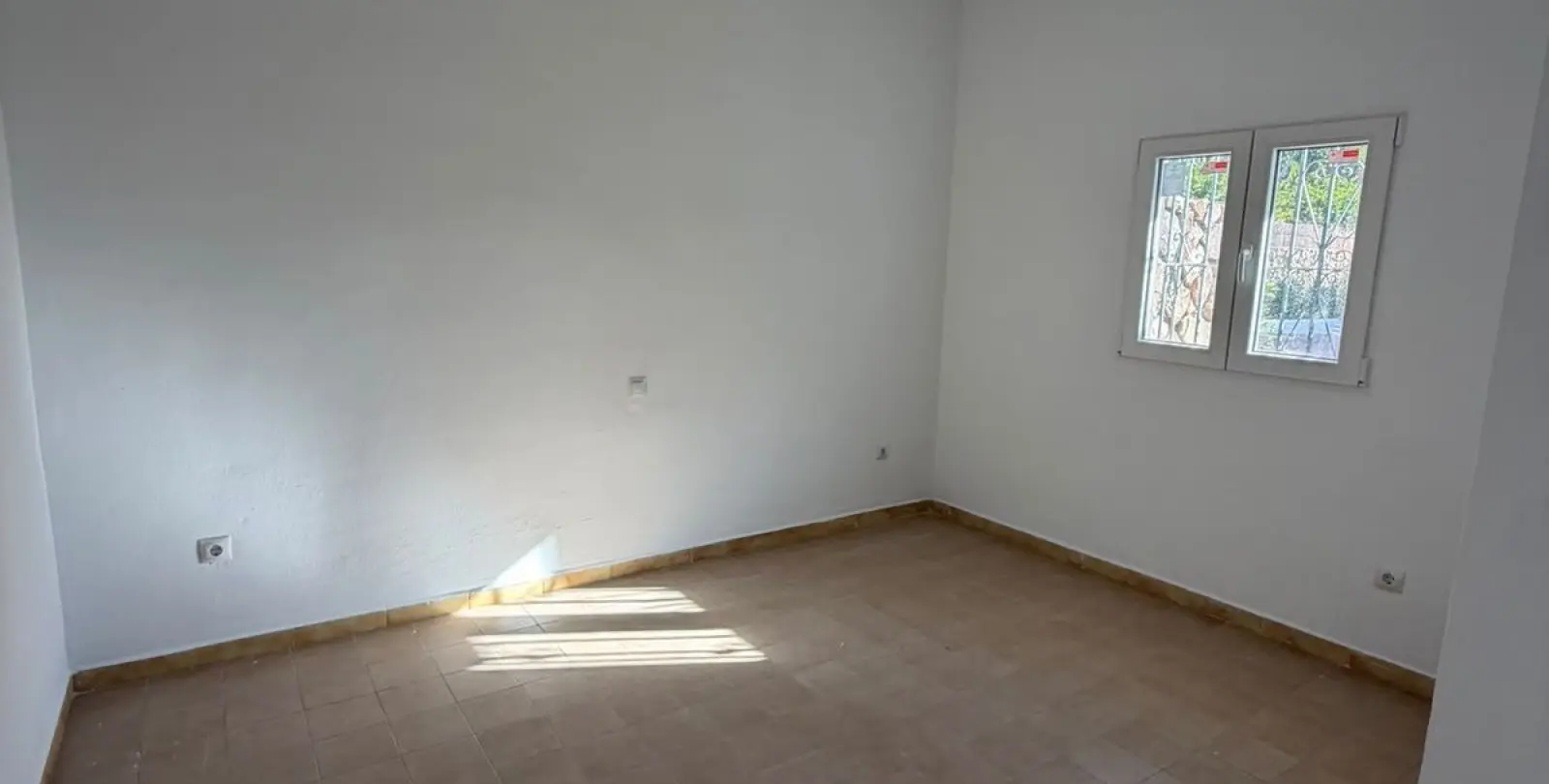 Sale of ground floor apartment in El Paraiso 8
