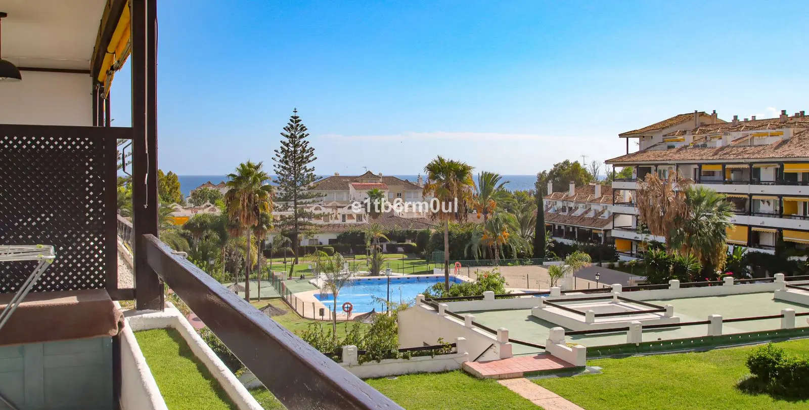 Sale of middle floor apartment in The Golden Mile 1