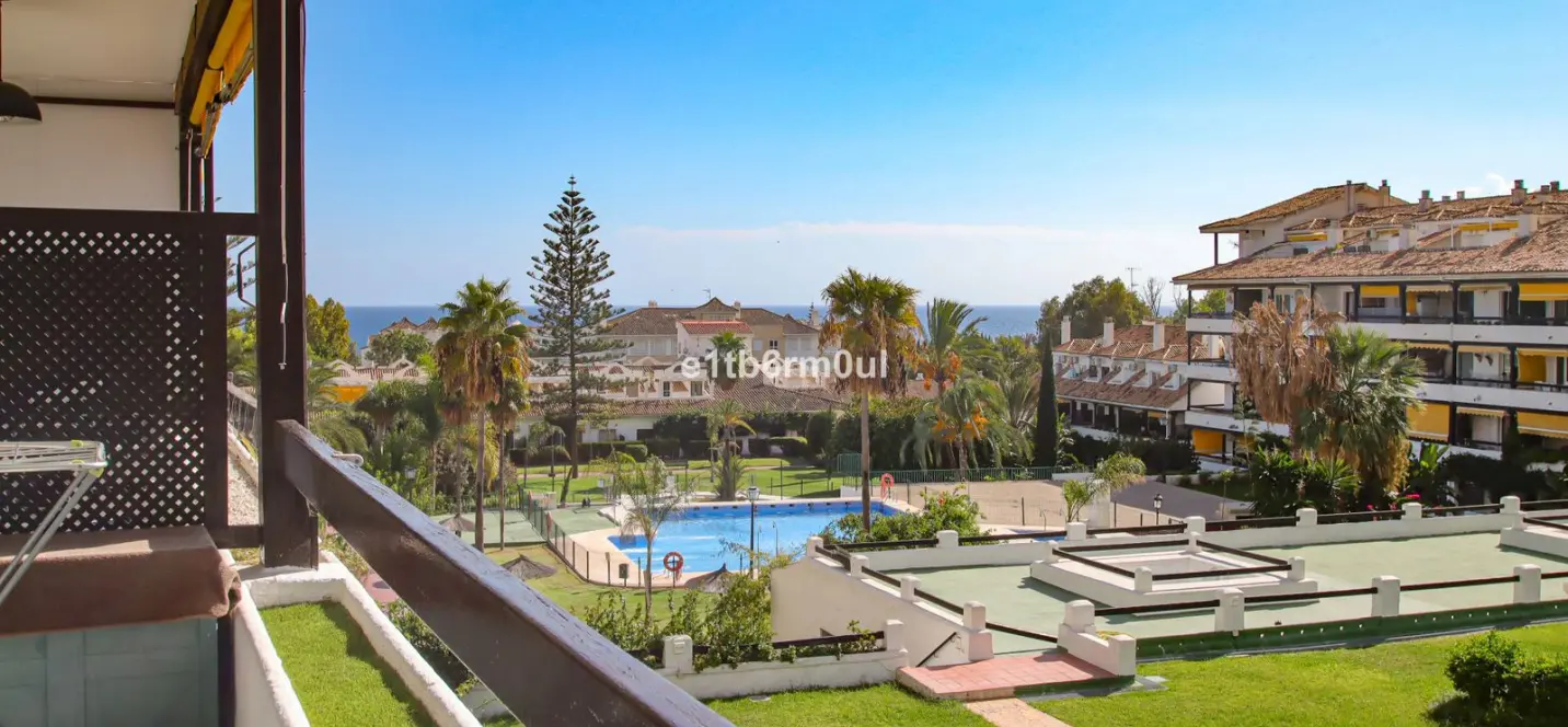 Sale of middle floor apartment in The Golden Mile 0