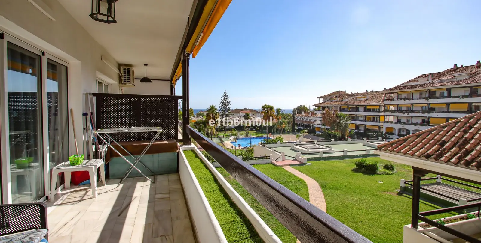 Sale of middle floor apartment in The Golden Mile 2