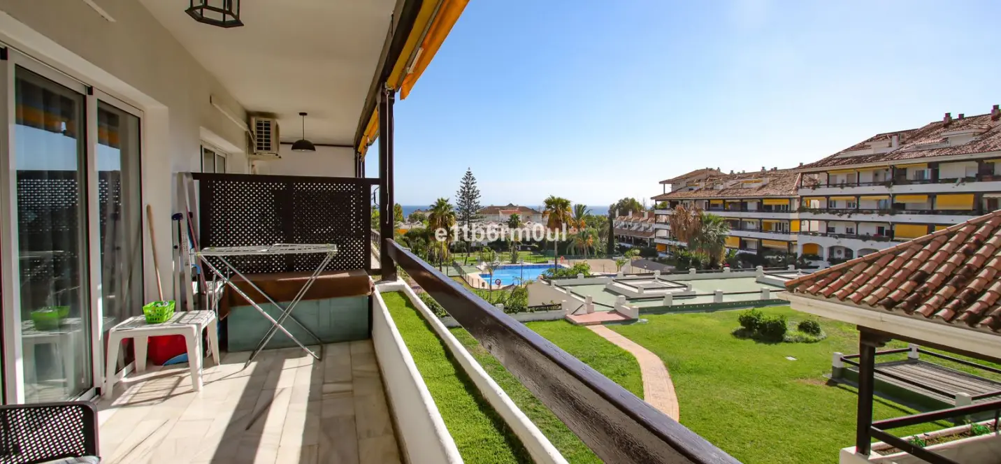 Sale of middle floor apartment in The Golden Mile 1