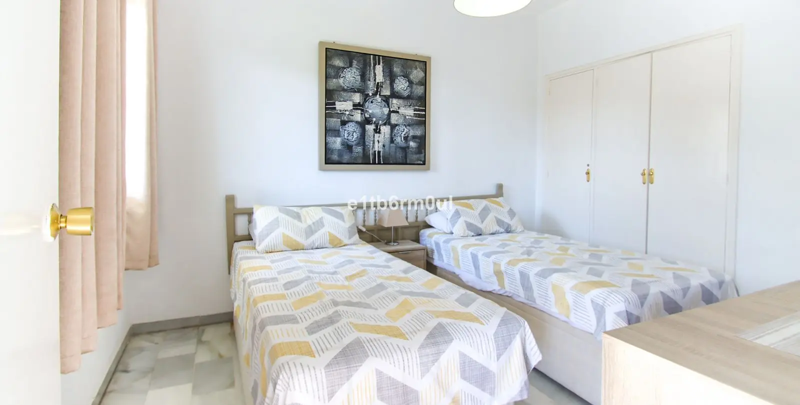 Sale of middle floor apartment in The Golden Mile 3