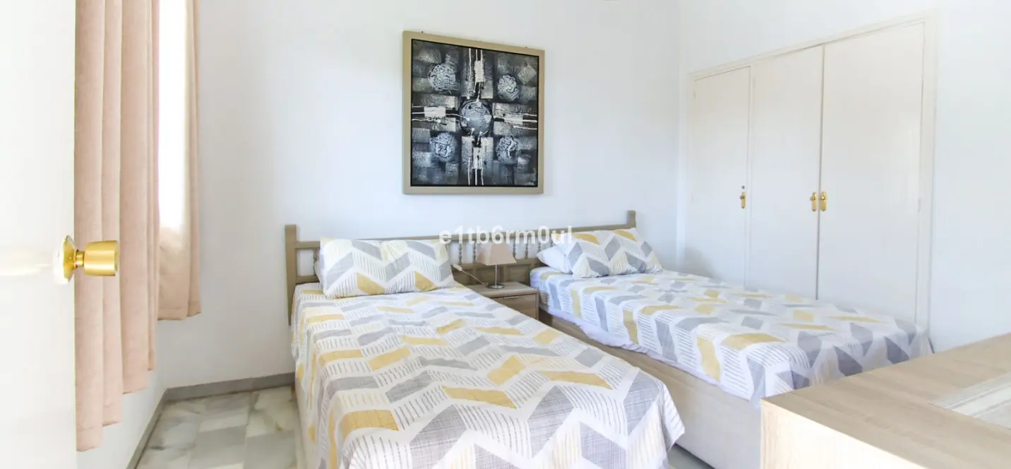 Sale of middle floor apartment in The Golden Mile 2