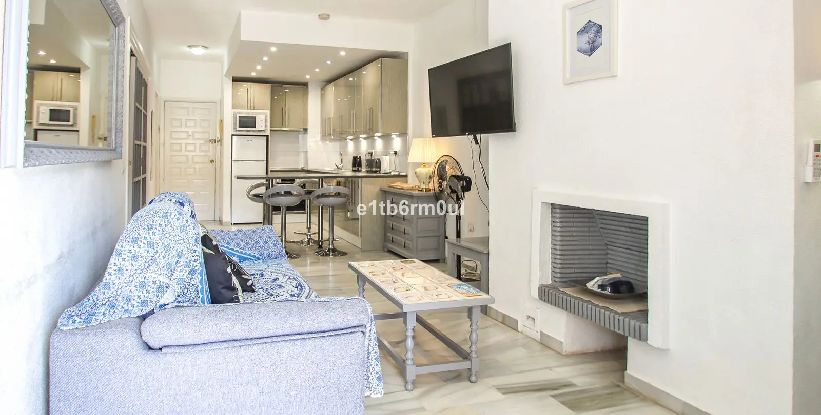 Sale of middle floor apartment in The Golden Mile 4