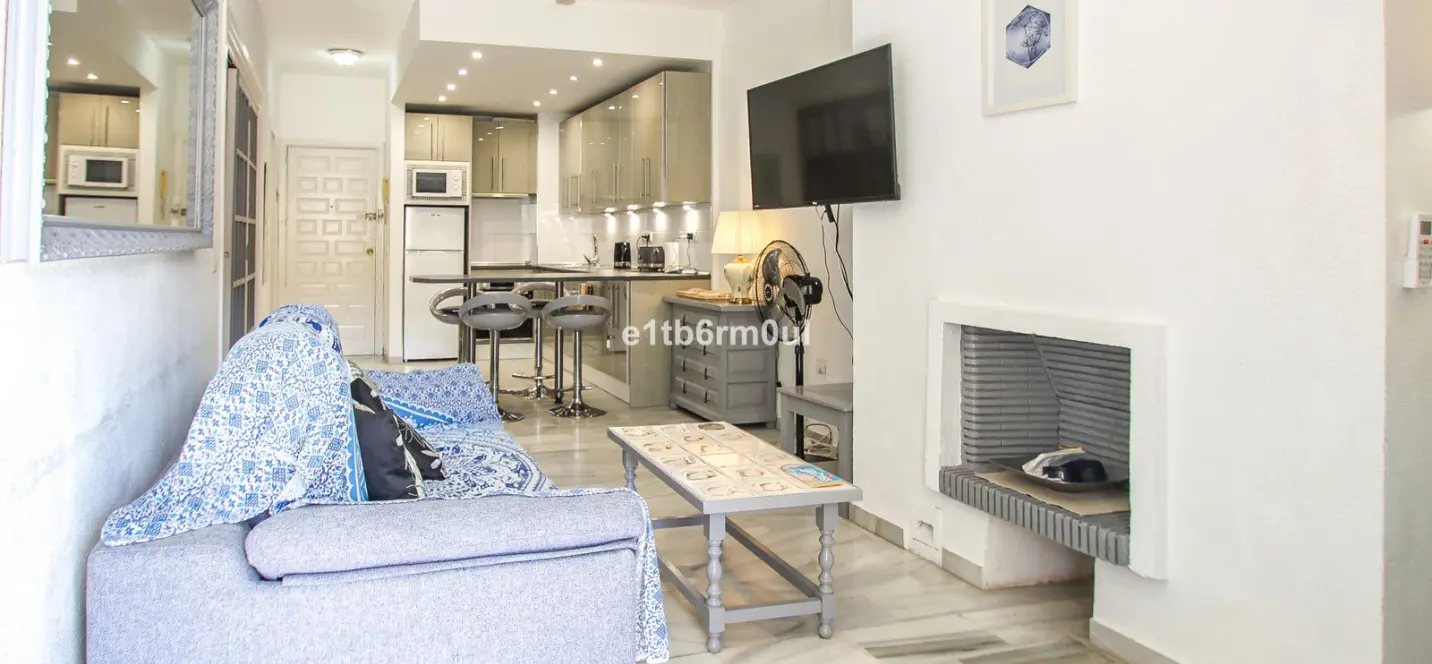 Sale of middle floor apartment in The Golden Mile 3