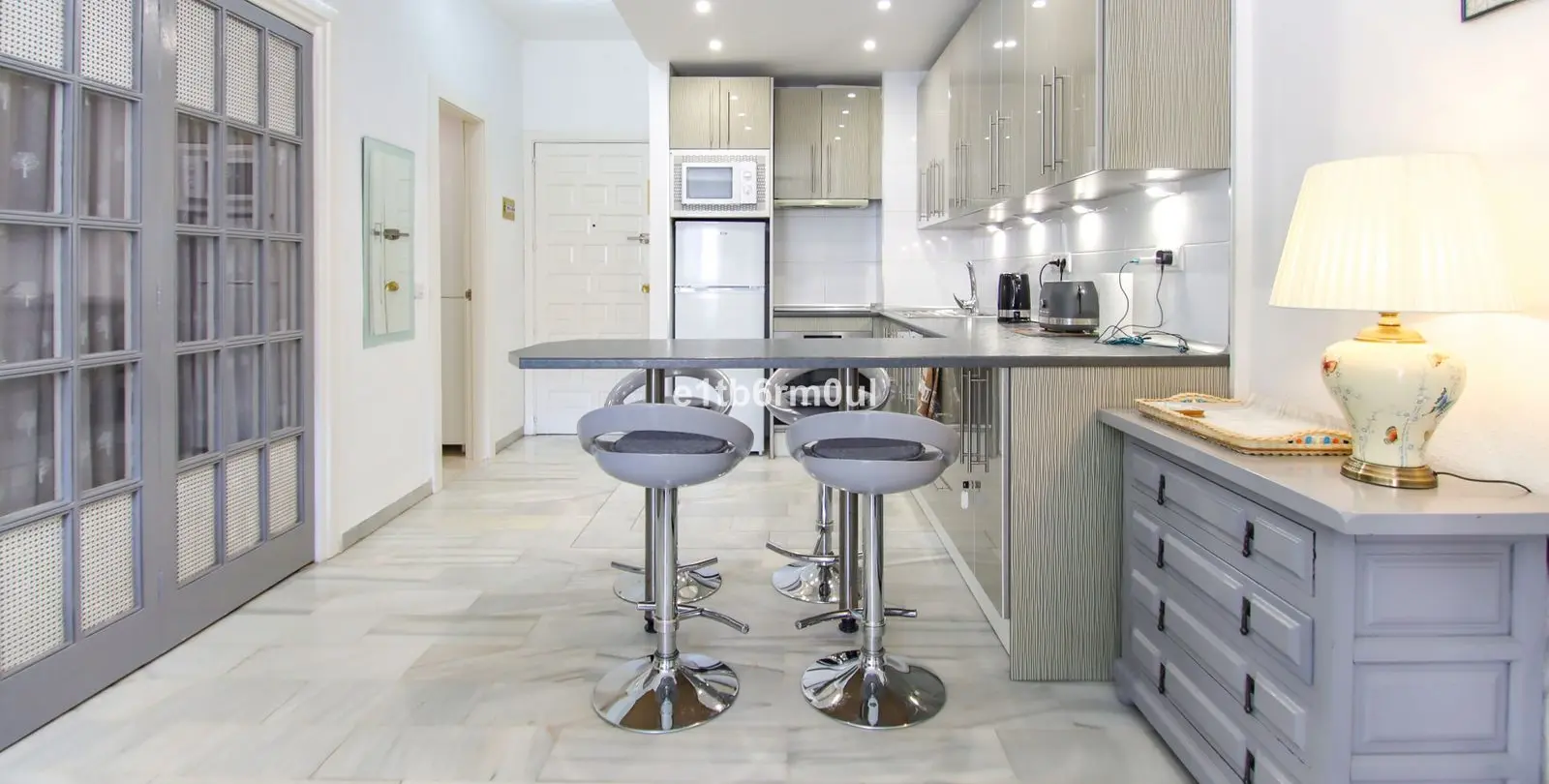 Sale of middle floor apartment in The Golden Mile 5