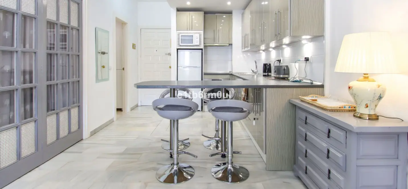 Sale of middle floor apartment in The Golden Mile 4