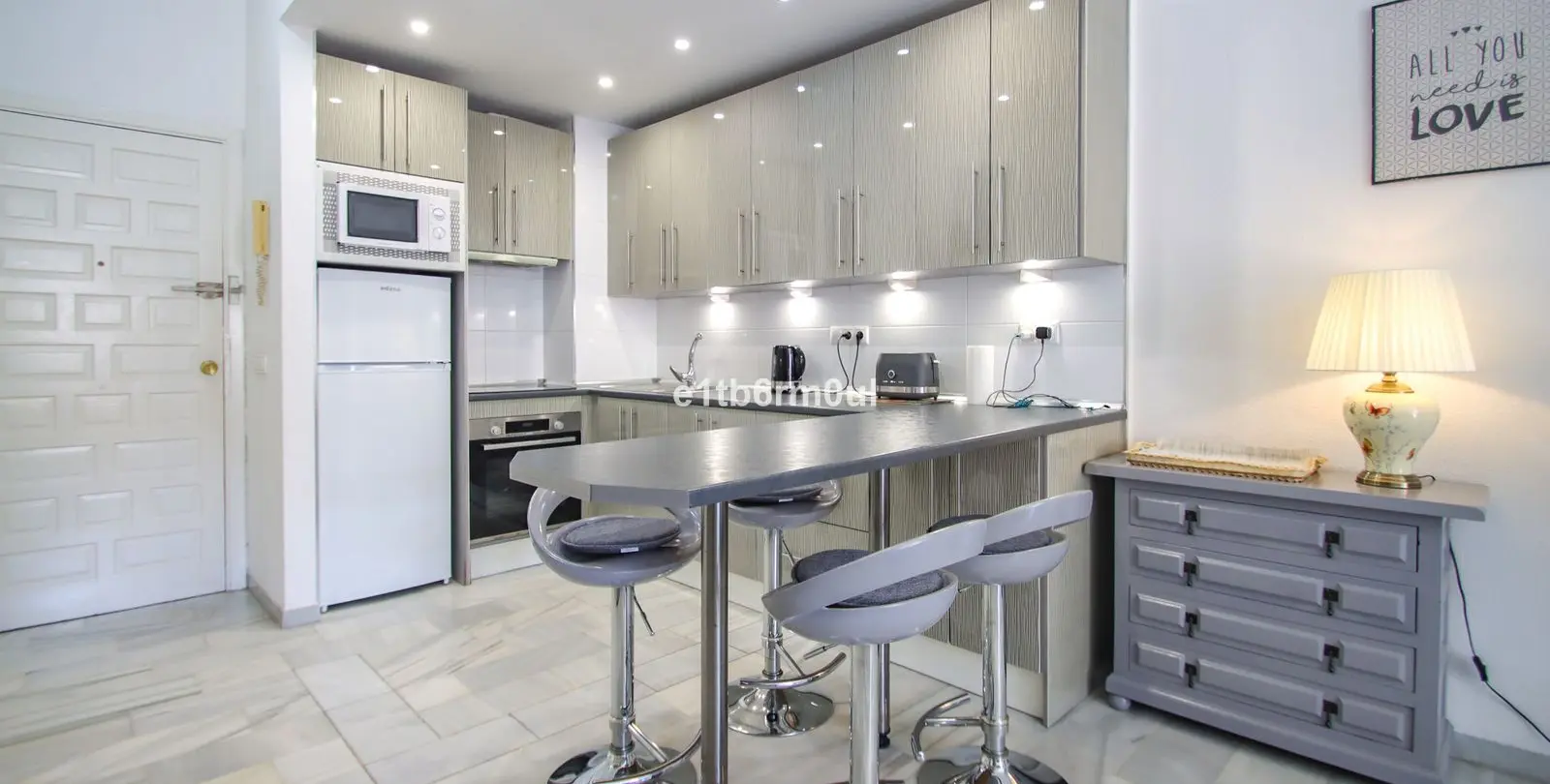 Sale of middle floor apartment in The Golden Mile 6