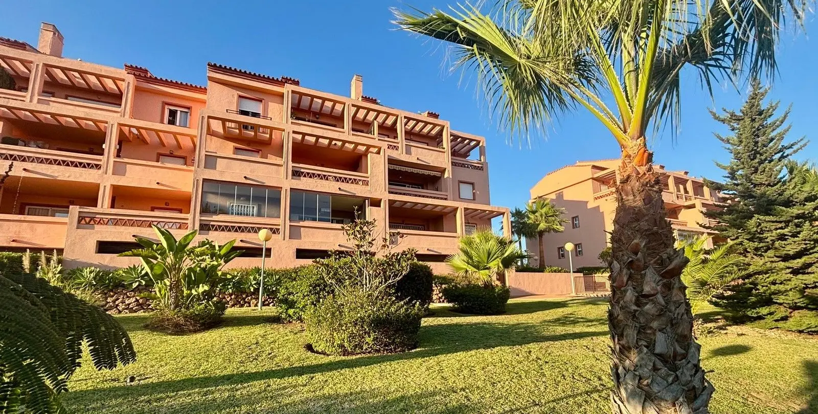 Продажа апартаментов на среднем этаже в Mijas Costa 16