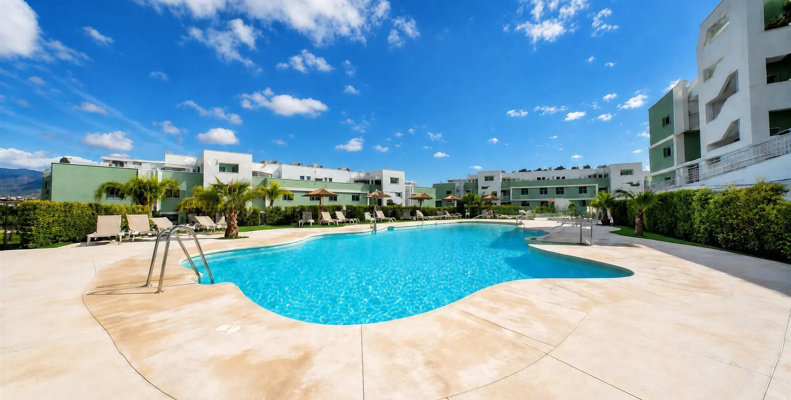 Venta de apartamento en planta media en Calanova Golf 22