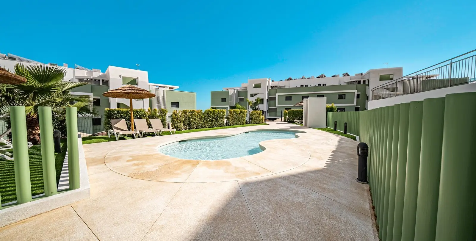 Venta de apartamento en planta media en Calanova Golf 23