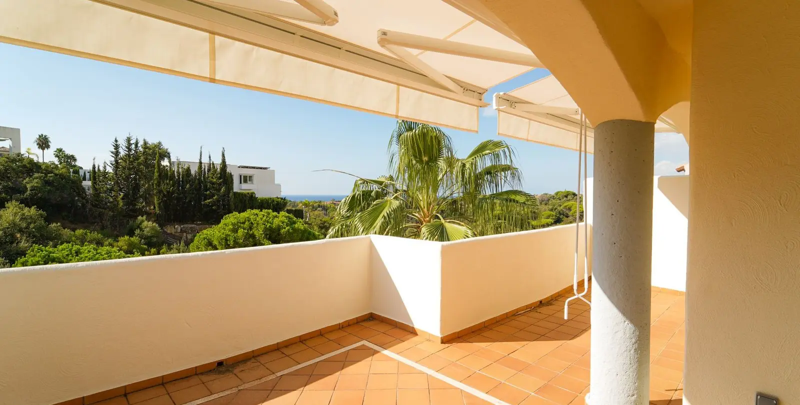 Sale of penthouse in Elviria 4