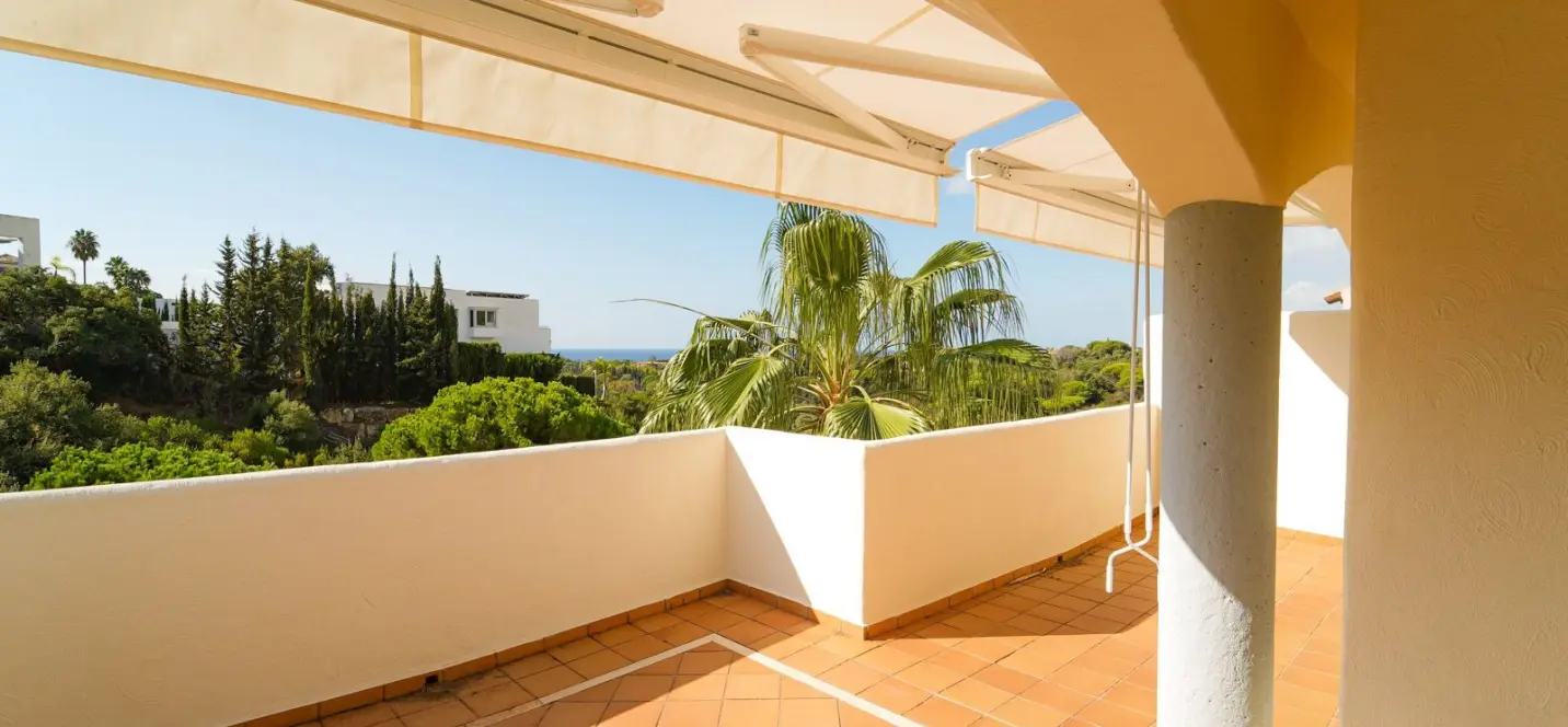 Sale of penthouse in Elviria 3