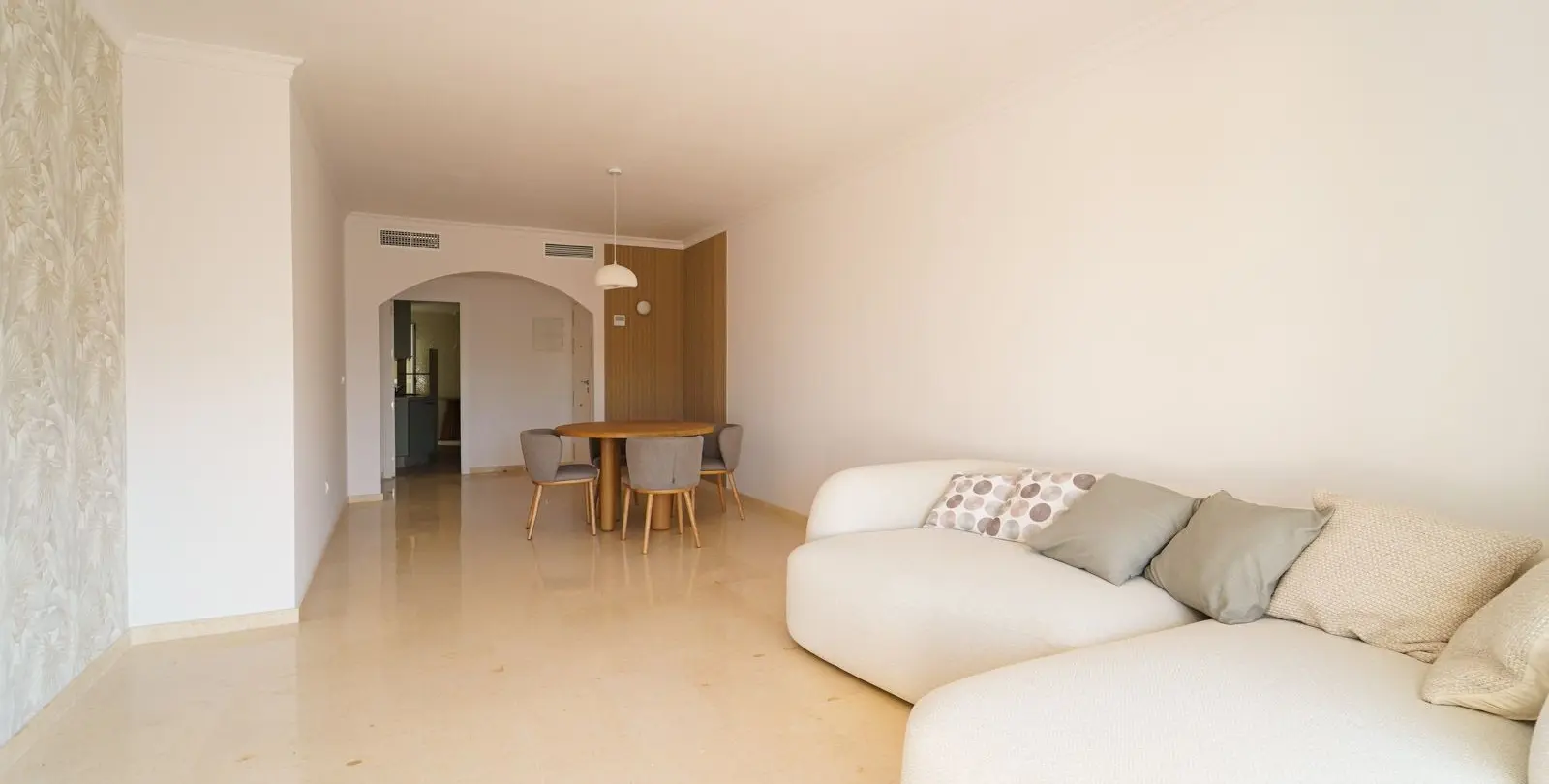 Sale of penthouse in Elviria 6