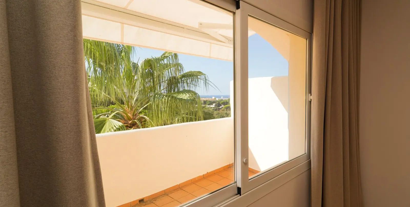 Sale of penthouse in Elviria 11