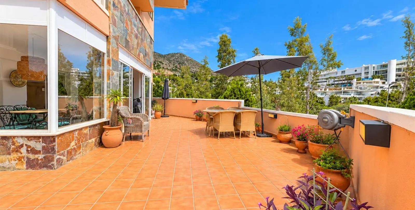 Sale of middle floor apartment in Fuengirola 1