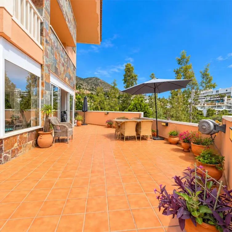 Sale of middle floor apartment in Fuengirola