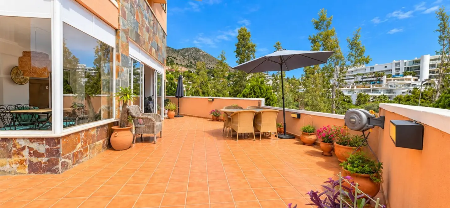 Sale of middle floor apartment in Fuengirola 0