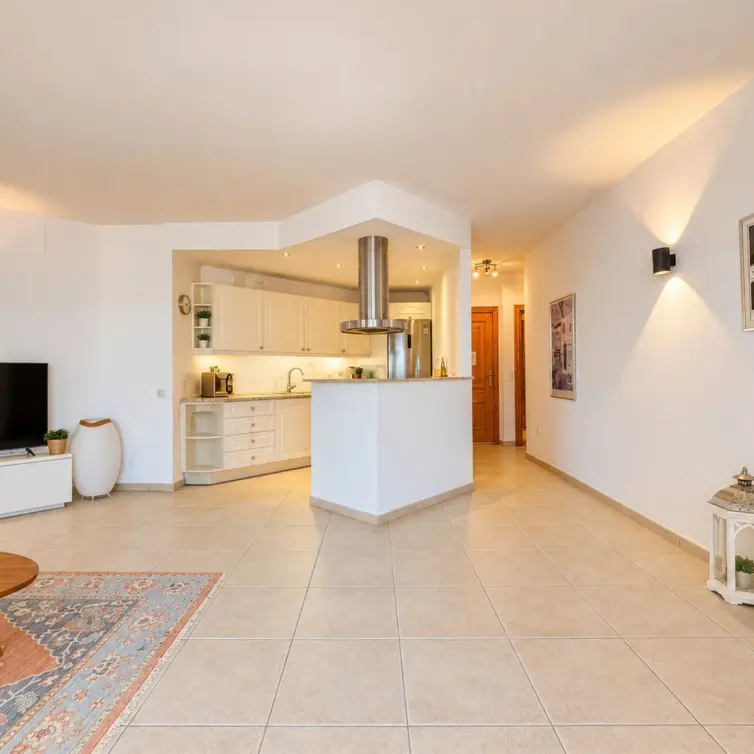 Sale of middle floor apartment in Fuengirola