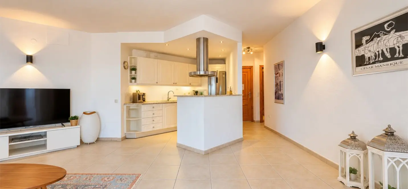 Sale of middle floor apartment in Fuengirola 2