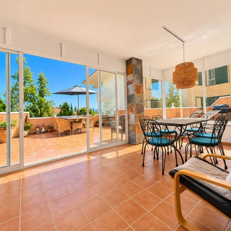 Sale of middle floor apartment in Fuengirola