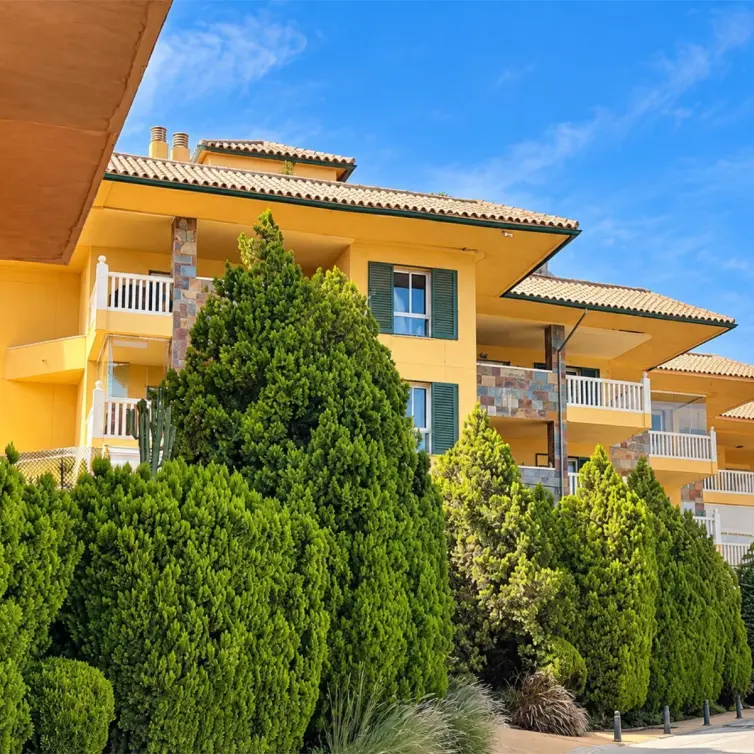 Sale of middle floor apartment in Fuengirola
