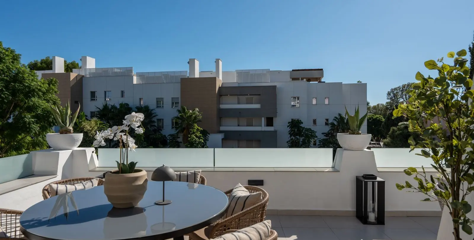 Sale of middle floor apartment in Nueva Andalucía 26