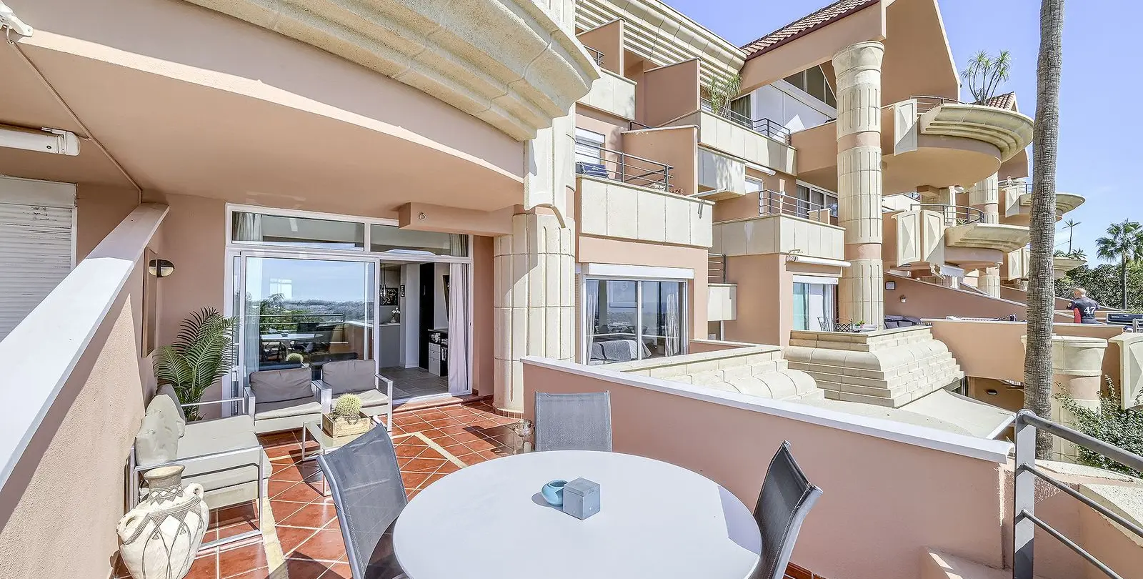 Sale of middle floor apartment in Nueva Andalucía 16