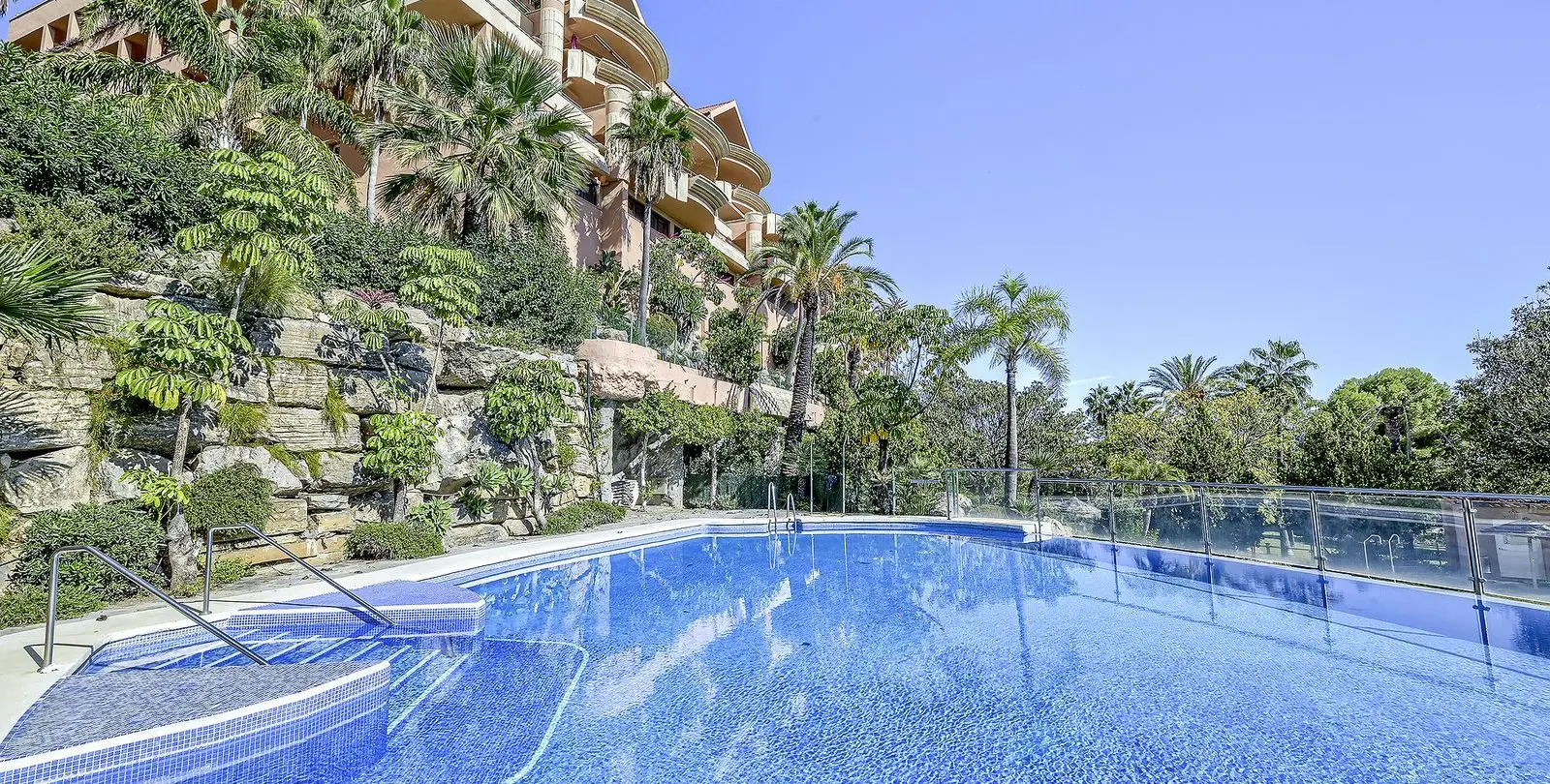 Sale of middle floor apartment in Nueva Andalucía 25