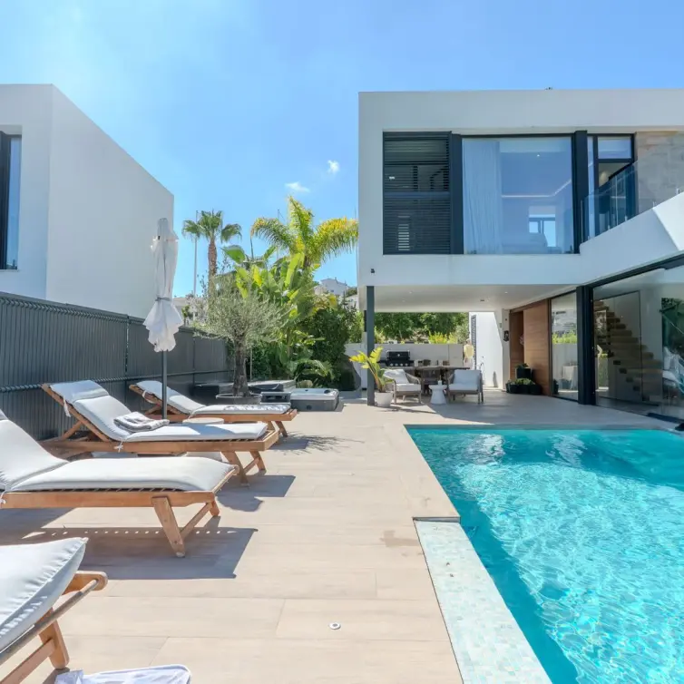 Venta de villa independiente en Estepona