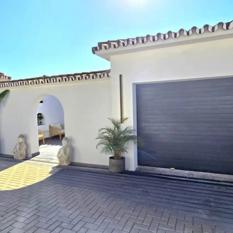 Venta de villa independiente en El Chaparral