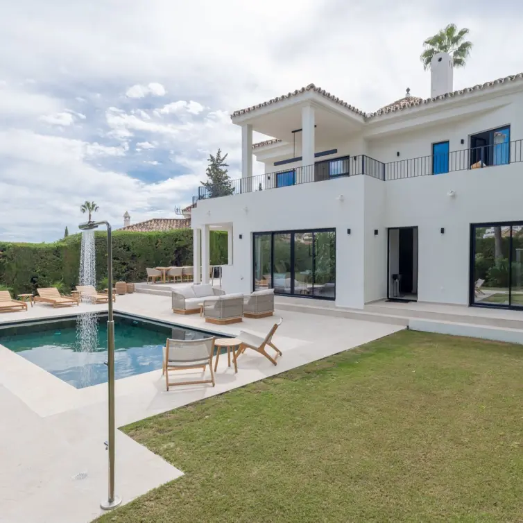Venta de villa independiente en Nueva Andalucía