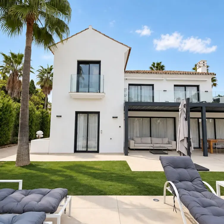 Venta de villa independiente en Guadalmina Baja