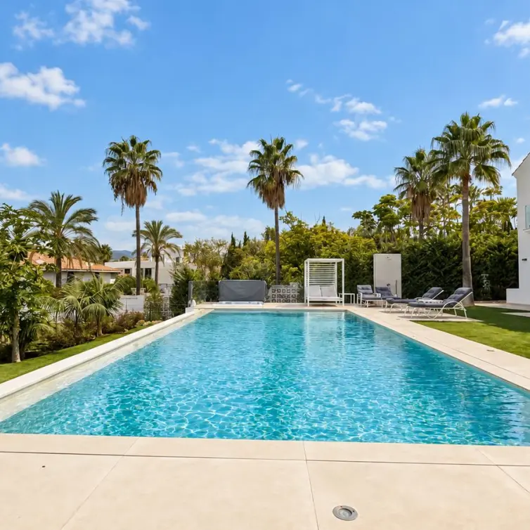 Venta de villa independiente en Guadalmina Baja